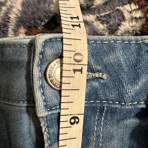 American Eagle distressed jeggings. - Picture 4 of 5